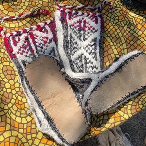 Slippers / Size 6 - 8